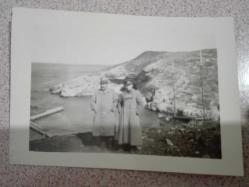 Şubat 1941, Asker ve muhtemel üst düzey bir beyefendi deniz kenarında,  Siyah Beyaz  2 Adet FOTOĞRAF  - 9/6.5 cm.