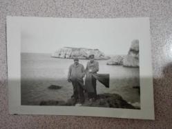 Şubat 1941, Asker ve muhtemel üst düzey bir beyefendi deniz kenarında,  Siyah Beyaz  2 Adet FOTOĞRAF  - 9/6.5 cm.