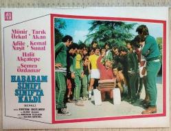 HABABAM SINIFI SINIFTA KALDI FİLMİNİN LOBİ KARTI - MÜNİR ÖZKUL, TARIK AKAN, KEMAL SUNAL, ADİLE NAŞİT, HALİT AKÇATEPE, SEMRA ÖZDAMAR - NO: 3