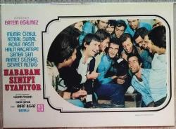 HABABAM SINIFI UYANIYOR FİLMİNİN LOBİ KARTI - MÜNİR ÖZKUL, KEMAL SUNAL, ADİLE NAŞİT, ŞENER ŞEN, HALİT AKÇATEPE, ŞEVKET ALTUĞ - NO: 2