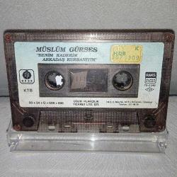 Kaset Müslüm Gürses benim kaderim Arkadaş kurbanıyım albümü. Kartoneti yok. 1990 orijinal Kağıt Baskı. kondisyon düşük bazı yerlerde seste yükselip alçalma var. 10 üzerinden 7,5