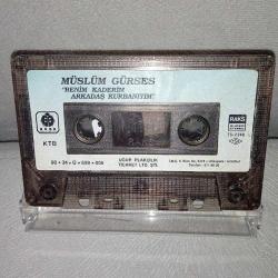 Kaset Müslüm Gürses benim kaderim Arkadaş kurbanıyım albümü. Kartoneti yok. 1990 orijinal Kağıt Baskı. kondisyon düşük bazı yerlerde seste yükselip alçalma var. 10 üzerinden 7,5