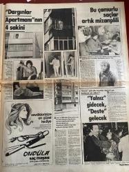 HAFTA SONU GAZETESİ DOĞUM GÜNÜ HEDİYESİ  ( Turkish Newspaper ) - 6 OCAK 1978 -TAM TAKIM 12 SAYFADIR -Aydemir Akbaş-Mete inselel-Cevat Kurtuluş-Lale Çağlar-Barış Manço-Ajda Pekkan-Gönül Yazar-Sinan Bilsel-Sibel Egemen-Vedat Saygıer-Kubilay Çelik-Selahattin Kolçak-Sevilay Şen-Sadettin Ökten-Hayri Aksoy-Filiz Akın-Tayfun Yüce-Tarık Aktuğ-Ünal Kutlalı-Sibel Ergener Gönül Yazar Gelinlik Giyecek mi-Serpil Özdemir-Banu Manço-İlhan İrem-Sezen Aksu-Sibel Alaçam-Leyla Özalp-Aynur Aydan-Nazan Şoray-Prens Charles-Barbara Cartland-Neşe Karaböcek-Dilek Bubilbaşı-Gülsen Bubilbaşı-Onlarda Melek Bizde Kelek-Dargınlar Apartmanı’nın 4 Sakini-Bu Çamurlu Saçlar Artık Mizanpli-Su Tedavisi Çare mi-Sarpil Barlas’ın Tabanı Kayiyor-Göster Mimiğini Söyleyeyim Tipini-Burnum Artık Uğurum Oldu-Meğer 1977’yi Yaşamamışlar Garip Ama Gerçek-Çocukumuz-Bızdıklar-Bastıracak-Yazan ve Çizen: Adnan Egecü