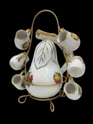 FRANSIZ PORSELEN ÇAY TAKIMI  FRANSIZ. PORCELAINE DE LUXE İMALAT DAMGALI.  ARMUDİ FORMLU DEMLİĞİN TUTAMAĞI, ARKA KISIMDAN ÜST KISMINA DOĞRU UZAMAKTA OLUP AYKIRI FORMDADIR VE ALTIN YALDIZ İŞÇİLİKLİDİR. 6 FİNCAN, 1 DEMLİK VE STAND. FİNCAN H 5 CM. DEMLİK H 18 CM.