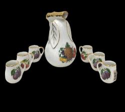 FRANSIZ PORSELEN ÇAY TAKIMI  FRANSIZ. PORCELAINE DE LUXE İMALAT DAMGALI.  ARMUDİ FORMLU DEMLİĞİN TUTAMAĞI, ARKA KISIMDAN ÜST KISMINA DOĞRU UZAMAKTA OLUP AYKIRI FORMDADIR VE ALTIN YALDIZ İŞÇİLİKLİDİR. 6 FİNCAN, 1 DEMLİK VE STAND. FİNCAN H 5 CM. DEMLİK H 18 CM.