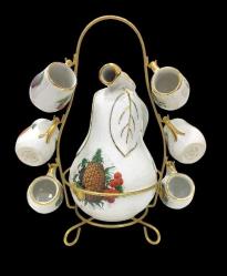 FRANSIZ PORSELEN ÇAY TAKIMI  FRANSIZ. PORCELAINE DE LUXE İMALAT DAMGALI.  ARMUDİ FORMLU DEMLİĞİN TUTAMAĞI, ARKA KISIMDAN ÜST KISMINA DOĞRU UZAMAKTA OLUP AYKIRI FORMDADIR VE ALTIN YALDIZ İŞÇİLİKLİDİR. 6 FİNCAN, 1 DEMLİK VE STAND. FİNCAN H 5 CM. DEMLİK H 18 CM.