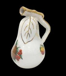 FRANSIZ PORSELEN ÇAY TAKIMI  FRANSIZ. PORCELAINE DE LUXE İMALAT DAMGALI.  ARMUDİ FORMLU DEMLİĞİN TUTAMAĞI, ARKA KISIMDAN ÜST KISMINA DOĞRU UZAMAKTA OLUP AYKIRI FORMDADIR VE ALTIN YALDIZ İŞÇİLİKLİDİR. 6 FİNCAN, 1 DEMLİK VE STAND. FİNCAN H 5 CM. DEMLİK H 18 CM.