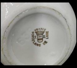 FRANSIZ PORSELEN ÇAY TAKIMI  FRANSIZ. PORCELAINE DE LUXE İMALAT DAMGALI.  ARMUDİ FORMLU DEMLİĞİN TUTAMAĞI, ARKA KISIMDAN ÜST KISMINA DOĞRU UZAMAKTA OLUP AYKIRI FORMDADIR VE ALTIN YALDIZ İŞÇİLİKLİDİR. 6 FİNCAN, 1 DEMLİK VE STAND. FİNCAN H 5 CM. DEMLİK H 18 CM.