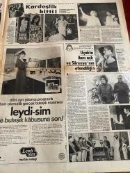 HAFTA SONU GAZETESİ DOĞUM GÜNÜ HEDİYESİ  ( Turkish Newspaper ) - 20 OCAK 1978 -TAM TAKIM 12 SAYFADIR - Seyfi Dursunoğlu-Adnan Şenses-Mediha Şen-Türkan Şoray-Zeki Müren-Maxime Le Forestier-Ajda Pekkan-Gönül Akkor-Kamuran Akkor-Farah Diba-Süreyya-Ayten Gökçer-Defne Yalnız-Saadet Ayhan-Nick Nolte-Raffaella Carrà-Okan Akhan-Robert Redford-Gülşen Bubikoğlu-Elif Pektaş-Ayten Alpman-Özzi Altar-Adnan Semerci-Müjde Ar-Mehtap Şen-Kubilay Çelik-Serpil Barlas-Nilüfer-W.T. Ballard-Frank Sinatra-Cüneyt Arcayürek-Güngör Çil-Türk sanat aleminde şimdiye kadar böylesi görülmedi-Türkan Şoray Zeki Müren Yüzde yüz bir uyum içindeyiz-On yıl sonra ikinci beraberlik-Ayıp-Ajda Müslümanlığını inkar ediyor-Türkiye’de biz Hristiyanız-Ve işte ikinci gaf-Kardeşlik bitti-Uçakta ilanı aşk ve Süreyya’nın efendiliği-Leydi-sim e bulaşık kabusuna son-Milyoner mi ne-Erkekliği özledim-Döndü’ye İstanbul yasak-Şöhrete giderken cüppeden oldu-Nick Nolte’nin bıyığı moda oldu-Ankara geceleri aşk dolu-Organizatörler kaçınca-Raffa