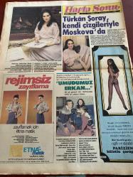 HAFTA SONU GAZETESİ DOĞUM GÜNÜ HEDİYESİ  ( Turkish Newspaper ) - 17 MART 1978 -TAM TAKIM 12 SAYFADIR -Esengül-Hülya Koçyiğit–Selim Soydan–Türkan Şoray–Ünal Kutval–Ayşecik–Serkan Acar–Zeynep Değirmencioğlu–Müşerref Tezcan–Oya Peri–Ajda Pekkan–Servet Ferdi–Muazzez Abacı–Süheyl Uygur–Şöhret Uğur–Eda Altın–Kubilay Çelik–Nejat Uygur–Esengün–Adnan Şenses–Hamiyet Yüceses–Bülent Ersoy–Fikret Hakan–Tijen Par–Anne Karaca–David Jeannot–Tomris Oğuzalp–Sevda Karaca–Kamil Masaracı-Prenses Banu–Neco–Müzeyyen Senar–Frezeye–Ümit Utku–İdi Amin–Nazan Şoray–Şevket Adlı–Rüçhan Adlı–Bahan Aliev Çayusu -Hülya Koçyiğit’e bomba–Telefondaki meçhul sesin ihbarı–Azrail’in soluğunu ensesinde hissetti–Panik son anda önlendi–Türkan Şoray kendi çizgileriyle Moskova’da–Umudunuz Erkan–Müşerref Tezcan’ın son marifeti–200.000 liraya biraz güzellik–Ben Ajda Pekkan–Şarkıcı kardeşler kampta–Astımı yenen göbek–3 niyet 1 kurban–Kurutma ve ütü derdi perdede olur bu Dekora–Yeni baştan babalığı öğreniyor–Nejat Uygur 3 oğlu uğrun