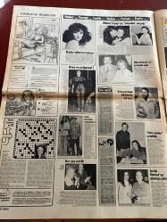 HAFTA SONU GAZETESİ DOĞUM GÜNÜ HEDİYESİ  ( Turkish Newspaper ) - 17 MART 1978 -TAM TAKIM 12 SAYFADIR -Esengül-Hülya Koçyiğit–Selim Soydan–Türkan Şoray–Ünal Kutval–Ayşecik–Serkan Acar–Zeynep Değirmencioğlu–Müşerref Tezcan–Oya Peri–Ajda Pekkan–Servet Ferdi–Muazzez Abacı–Süheyl Uygur–Şöhret Uğur–Eda Altın–Kubilay Çelik–Nejat Uygur–Esengün–Adnan Şenses–Hamiyet Yüceses–Bülent Ersoy–Fikret Hakan–Tijen Par–Anne Karaca–David Jeannot–Tomris Oğuzalp–Sevda Karaca–Kamil Masaracı-Prenses Banu–Neco–Müzeyyen Senar–Frezeye–Ümit Utku–İdi Amin–Nazan Şoray–Şevket Adlı–Rüçhan Adlı–Bahan Aliev Çayusu -Hülya Koçyiğit’e bomba–Telefondaki meçhul sesin ihbarı–Azrail’in soluğunu ensesinde hissetti–Panik son anda önlendi–Türkan Şoray kendi çizgileriyle Moskova’da–Umudunuz Erkan–Müşerref Tezcan’ın son marifeti–200.000 liraya biraz güzellik–Ben Ajda Pekkan–Şarkıcı kardeşler kampta–Astımı yenen göbek–3 niyet 1 kurban–Kurutma ve ütü derdi perdede olur bu Dekora–Yeni baştan babalığı öğreniyor–Nejat Uygur 3 oğlu uğrun