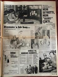 HAFTA SONU GAZETESİ DOĞUM GÜNÜ HEDİYESİ  ( Turkish Newspaper ) - 14 NİSAN 1978 -TAM TAKIM 12 SAYFADIR -Ziya Müezzinoğlu-Ajda Pekkan–Emel Sayın–Filiz Akın–Ferdi Tayfur–Sadi Çolpan–Kerem Çolpan–Sezgi Sezgin–Nilgün İsik–Tarık Akan–Ermel Sayın–Prenses Banu–Cüneyt Arkın–Betül Arkın–Esen Ateş–Süleyman Pekin–Ece Altın–Fikri Aykut–Kubilay Çelik–Esen Gül–Filiz Akun–Tamer Yiğit–Aysun Güven–Seçil Heper–Seren Çinkıllı–Ümit Çileker-Prenses Banu-Aysun Güven-Bahar erdeniz-Zeki Müren-Neco-Gökben-Ayhan Işık-Serap Işık-Çolpan İlhan-Kerem Alışık-Göksel Arsoy-Aşkım Arsoy-Ajda Pekkan–Emel Sayın–Filiz Akın–Ferdi Tayfur–Sadi Çolpan–Kerem Çolpan–Sezgi Sezgin–Nilgün İsik–Tarık Akan–Ermel Sayın–Prenses Banu–Cüneyt Arkın–Betül Arkın–Esen Ateş–Süleyman Pekin–Ece Altın–Fikri Aykut–Kubilay Çelik–Esen Gül–Filiz Akun–Tamer Yiğit–Aysun Güven–Seçil Heper–Seren Çinkıllı–Ümit Çileker-Maliye Bakanı fena bastırıyor–Sanat ağalarına savaş–Halkın tepkisi büyük oldu–Artist evlerinde anarşi korkusu–Anne-baba sanatçılar panik iç