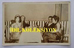 TÜRKİYE'NİN İLK TRANS DANSÖZÜ ALEV TAMARA'NIN (VELİ YAVUZ) ORİJİNAL FOTOĞRAFI - 14 x 9 cm EBADINDA - ALEV TAMARA, DOSTLARIYLA BİRLİKTE YEMEK MASASINDA POZ VERİRKEN ÇEKİLMİŞ BİR KARE