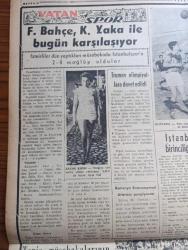 Vatan Gazetesi - Turkish Newspaper - 26 Ağustos 1956 - İstikbal ümitleri yazan Ahmet Emin Yalman Başmakale - Zeki Müren mahkum olduktan sonra avukatına teşekkür ediyor fotoğraf - CHP Meclisi tebliğ yayınladı - İran erkan-ı Harbiye umumiye reisi Korgeneral Abdullah Hidayet geldi fotoğraf - Tekirdağ'da Demokrat Parti ve Cumhuriyetçi Millet Partisi bugün boy ölçüşecek - Muhtarpaşa köşkünde büyük müzayede fotoğraf - Türkiye İş Bankası 33 yaşında - 6 yaşındaki küçük Mualla Özdili babası 50 lira için rehin verdi - suçlu yazan Orhan Kemal Yazı Dizisi - büyük Türk zaferi yazan Feridun Fazıl Tülbentçi Yazı Dizisi - Adnan Veli'den fantezi - siyasi hatıralar yazan General Ali Fuat Cebesoy Yazı Dizisi - Fenerbahçe Karşıyaka ile bugün karşılaşıyor - Türkiye 100 metre yüzme rekorunu kıran Ayşe Gül fotoğraf - at yarışları - Fatih koşusu bugün yapılıyor - Serdar koşusunu Rüçhan kazandı - İstanbul atletizm birinciliği başladı - Truman olimpiyatlara davet edildi -  Ankara bölgesi kupa maçları