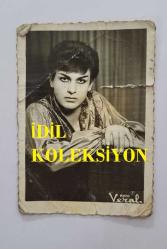 TÜRKİYE'NİN İLK TRANS DANSÖZÜ ALEV TAMARA'NIN (VELİ YAVUZ) ORİJİNAL FOTOĞRAFI - 8 x 6 cm EBADINDA - ALEV TAMARA'NIN İLK GENÇLİK YILLARINDAN BİR FOTOĞRAF... STÜDYO VURAL