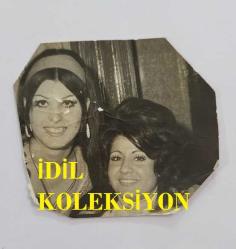 TÜRKİYE'NİN İLK TRANS DANSÖZÜ ALEV TAMARA'NIN (VELİ YAVUZ) ORİJİNAL MİNİ BOY FOTOĞRAFI - 6 x 5 cm EBADINDA - ALEV TAMARA ARKADAŞIYLA BİRLİKTE