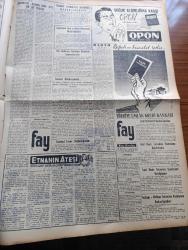 Vatan Gazetesi - Turkish Newspaper - 12 Ağustos 1956 - buhranımıza çare 4 yazan Ahmet Emin Yalman Başmakale - Hürriyet partililerin Atatürk'ün kabrini topluca ziyaretine izin verilmedi - Ankara valiliği Fevzi Lütfi Karaosmanoğlu'nun Hürriyet partisi İl başkanlarına evinde vereceği ziyafetin de yasak edildiğini bildirdi - Osman Bölükbaşı ya yalnız çayeli'de emniyet tedbiri alınmadı - iki yedek parçacı tevkif edildi - Batı trakya'da Yunan baskısı tesirsiz bırakılıyor - İngilizlerin süveyş'ten ayrılışı fotoğraf - suçlu yazan Orhan Kemal Yazı Dizisi - Osmanlı tarihinden sayfalar yazan Feridun Fazıl Tülbentçi Yazı Dizisi - Adnan Veli'den fantezi - siyasi hatıralar yazan General Ali Fuat Cebesoy Yazı Dizisi - Cezmi Or Kupası atletizm yarışmaları dün başladı - başvekil kupasını hangi at kazanabilir - Dün yapılan at yarışları Sada koşusunu Haydar kazandı - Gündüz Kılıç Galatasaray'a tekrar antrenör oluyor - Fenerbahçe Demirspor bugün karşılaşıyor - İstanbul yüzme yarışlarında Galatasaray 1.