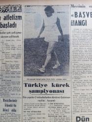 Vatan Gazetesi - Turkish Newspaper - 12 Ağustos 1956 - buhranımıza çare 4 yazan Ahmet Emin Yalman Başmakale - Hürriyet partililerin Atatürk'ün kabrini topluca ziyaretine izin verilmedi - Ankara valiliği Fevzi Lütfi Karaosmanoğlu'nun Hürriyet partisi İl başkanlarına evinde vereceği ziyafetin de yasak edildiğini bildirdi - Osman Bölükbaşı ya yalnız çayeli'de emniyet tedbiri alınmadı - iki yedek parçacı tevkif edildi - Batı trakya'da Yunan baskısı tesirsiz bırakılıyor - İngilizlerin süveyş'ten ayrılışı fotoğraf - suçlu yazan Orhan Kemal Yazı Dizisi - Osmanlı tarihinden sayfalar yazan Feridun Fazıl Tülbentçi Yazı Dizisi - Adnan Veli'den fantezi - siyasi hatıralar yazan General Ali Fuat Cebesoy Yazı Dizisi - Cezmi Or Kupası atletizm yarışmaları dün başladı - başvekil kupasını hangi at kazanabilir - Dün yapılan at yarışları Sada koşusunu Haydar kazandı - Gündüz Kılıç Galatasaray'a tekrar antrenör oluyor - Fenerbahçe Demirspor bugün karşılaşıyor - İstanbul yüzme yarışlarında Galatasaray 1.