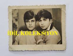 TÜRKİYE'NİN İLK TRANS DANSÖZÜ ALEV TAMARA'NIN (VELİ YAVUZ) ORİJİNAL FOTOĞRAFI - 8 x 6 cm EBADINDA - ALEV TAMARA'NIN İLK GENÇLİK YILLARINDAN BİR FOTOĞRAF... FOTO SABAH, İZMİR