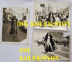 TÜRKİYE'NİN İLK TRANS DANSÖZÜ ALEV TAMARA'NIN (VELİ YAVUZ) ORİJİNAL 3'LÜ FOTOĞRAF SETİ - 12 x 9 cm EBADINDA - ALEV TAMARA BİKİNİLİ ve KÜRK MANTOLU OLARAK CADDELERDE YÜRÜRKEN ÇEKİLMİŞ 3 FARKLI KARE