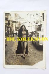 TÜRKİYE'NİN İLK TRANS DANSÖZÜ ALEV TAMARA'NIN (VELİ YAVUZ) ORİJİNAL 3'LÜ FOTOĞRAF SETİ - 12 x 9 cm EBADINDA - ALEV TAMARA BİKİNİLİ ve KÜRK MANTOLU OLARAK CADDELERDE YÜRÜRKEN ÇEKİLMİŞ 3 FARKLI KARE