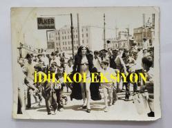 TÜRKİYE'NİN İLK TRANS DANSÖZÜ ALEV TAMARA'NIN (VELİ YAVUZ) ORİJİNAL 3'LÜ FOTOĞRAF SETİ - 12 x 9 cm EBADINDA - ALEV TAMARA BİKİNİLİ ve KÜRK MANTOLU OLARAK CADDELERDE YÜRÜRKEN ÇEKİLMİŞ 3 FARKLI KARE