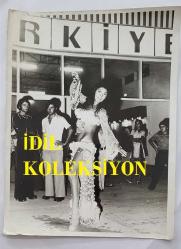 TÜRKİYE'NİN İLK TRANS DANSÖZÜ ALEV TAMARA'NIN (VELİ YAVUZ) ORİJİNAL 2'Lİ BÜYÜK BOY FOTOĞRAF SETİ - 24 x 18 cm EBADINDA - ALEV TAMARA, ORYANTAL KOSTÜMÜYLE DANS EDERKEN ÇEKİLMİŞ 2 FARKLI KARE