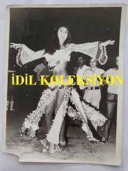 TÜRKİYE'NİN İLK TRANS DANSÖZÜ ALEV TAMARA'NIN (VELİ YAVUZ) ORİJİNAL 2'Lİ BÜYÜK BOY FOTOĞRAF SETİ - 24 x 18 cm EBADINDA - ALEV TAMARA, ORYANTAL KOSTÜMÜYLE DANS EDERKEN ÇEKİLMİŞ 2 FARKLI KARE