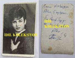 TÜRKİYE'NİN İLK TRANS DANSÖZÜ ALEV TAMARA'NIN (VELİ YAVUZ) ISLAK İMZALI ORİJİNAL FOTOĞRAFI - 13 x 8 cm EBADINDA - ALEV TAMARA'NIN İLK GENÇLİK YILLARINDAN BİR FOTOĞRAF... ''CANIM ABLACIĞIM AKIN ÇAĞLAYAN'A EN DERİN SAYGI ve SEVGİLERİMLE. ALEV'' NOTU İLE...