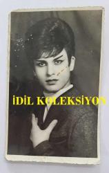 TÜRKİYE'NİN İLK TRANS DANSÖZÜ ALEV TAMARA'NIN (VELİ YAVUZ) ISLAK İMZALI ORİJİNAL FOTOĞRAFI - 13 x 8 cm EBADINDA - ALEV TAMARA'NIN İLK GENÇLİK YILLARINDAN BİR FOTOĞRAF... ''CANIM ABLACIĞIM AKIN ÇAĞLAYAN'A EN DERİN SAYGI ve SEVGİLERİMLE. ALEV'' NOTU İLE...