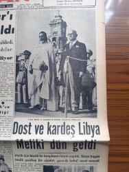 Vatan Gazetesi - Turkish Newspaper - 7 Ağustos 1956 - bozuk bir nizam yazan Ahmet Emin Yalman Başmakale - Suriye ordusu Mısır'ı destekleme kararı aldı - Irak Süveyş işinde mısır'ı destekliyor - CHP genel başkanı İsmet İnönü Heybeliada plajı'nda sırtüstü yüzerken fotoğraf - Libya Meliki ve Cumhurreisi Celal Bayar İstiklal marşlarını dinliyorlar fotoğraf - İlhami Civanoğlu rektör seçildi fotoğraf - çocuk felci sinekler vasıtasıyla yayılır - Kasım Gülek Ulus gazetesi sahibi olarak ifade verecek - Suçlu yazan Orhan Kemal Yazı Dizisi - geçmişte bugün yazan Feridun Fazıl Tülbentçi Yazı Dizisi - Osman Bölükbaşı Giresun'da sessiz karşılandı - Siyasi hatıralar yazan General Ali Fuat Cebesoy Yazı Dizisi - Bir Akdeniz yolculuğunun resimlerle röportajı röportajı yapan Foto Hilmi Şahenk - İspanya'da dans eden bir kadın fotoğraf - Emniyet Müdürü muavini Necdet Uğur Venedikte fotoğraf - Amerikan Ticaret heyeti Ankara'da - CHP İl Başkanı Muhlis Sırmalı'nın idari makamlara bir şikayeti fotoğraf