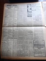 Vatan Gazetesi - Turkish Newspaper - 15 Ekim 1953 - İstanbul ve Roma yazan Ahmet Emin Yalman - komünist tanıkları Adalet huzurunda - Mihri belli Ruhi Su Sevim Tarı Enver Gökçe Şefik Hüsnü Abdulkadir Demirkan ( Vedat Türkali) fotoğraf - 167 sanık'tan 143 mefkuf 24'ü gayri mevkuf olarak muhakeme edilecek  - kurulan Komünist Partisinin kominforma ile irtibatı olduğu tespit edildi - Malatya suikasti davasını dün de devam edildi - Necip Fazıl kısakürek'in mahkemedeki pozlarından biri fotoğraf - Ankara'dan getirilen komünist sanıklarından biri vapurdan çıkarılıyor fotoğraf - Tito ihtar etti - Fenerbahçe Quenn Park Rangers ile 2 2 berabere kaldı - emniyette işkence iddiası adli tıpta incelenecek - Atatürk'ün yeni varisi İsa Manas hastaymış - Amerika'daki Kore gazilerimizi ziyaret - bugün muhakemeleri başlayacak olan komünist sanıkların fotoğrafları - İstanbul kapılarında fethin büyük tarihi romanı yazan Feridun Fazıl Tülbentçi Yazı Dizisi - Güzel Sanatlar akademisinde dersler bugün başlıyor