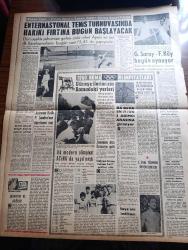 Vatan Gazetesi - Turkish Newspaper - 17 Ağustos 1960 - Suçlarda sirayet hududu yazan Ahmet Emin Yalman Başmakale - Mehmetçik 82 yıl sonra Kıbrıs'ta - General Cemal Madanoğlu ve Türk askeri Kıbrıs'ta fotoğraf - anti demokratik kanunlara veda - Londra radyosu bildiriyor Türkler askerlerini rumlarda çetecilerini karşıladılar - yabancı ilaç şirketleri sermayelerini çoktan dışarı çıkardılar - Türk kültür dernekleri bugün kuruluyor - İş ve İşçi Bulma kurumunda açılan çeşitli meslek kolları ait seminerler dün sona erdi fotoğraf - dini siyasete alet edenlere ağır hapis cezası verilecek - Abana ilçe oluyor - İstanbul yakında susuz kalabilir - Oniki nurcu yakalandı - uluslararası New York fuarına iştirak ediyoruz - kaçaklar yazan Kemal Bekir Yazı Dizisi - Yüksek Adalet divanı yazan avukat Mehmet Ali Sebük - Feza pilotları kapsüle girdi - Vasa Prihoda Öldü - İngiliz kadınları ve Abdülhamid yazan Enis Tahsin Til - 1960 Roma olimpiyatları - enternasyonal tenis turnuvasında hakiki fırtına bugün