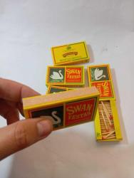 İNGİLİZ KOVBOY KİBRİTİ. SWAN VESTAS DUZ BİR YUZEYE SURTUNCE YANANİYOR