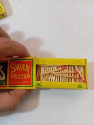 İNGİLİZ KOVBOY KİBRİTİ. SWAN VESTAS DUZ BİR YUZEYE SURTUNCE YANANİYOR