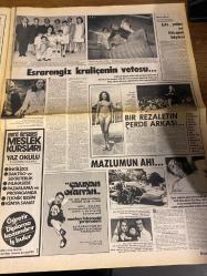 HAFTA SONU GAZETESİ DOĞUM GÜNÜ HEDİYESİ  ( Turkish Newspaper ) - 16 HAZİRAN 1978 -TAM TAKIM 12 SAYFADIR -Nur Ay-Emel Aydan-Yılmaz Güney-Hülya Tuğlu-Nil Burak-Serpil Barlas-Doğan Canku-Şevket Adlı-Nükhet Duru-Hülya Koçyiğit-Filiz Akın-Mine Mutlu-Seçil Heper-Kenan Erkal-Ardan Şensal-Mehmet Can-Yılmaz Güney-Küçük Şaban-Hülya Tülin-Yaşar Özel-Nazan Şoray-Şevket Altuğ-Nükhet Duru-Tayyar Yıldız-Nazan Berk-Hüseyin bin Talal-Zeynep Kraliçe Ana-Hülya Pakkan-İlhan Daner-Aysel Erim-Diana Dors-Jose Feliciano-Maria Antoinette-Tilda Ajans-Erol Evgin-Ajda Pekkan-Hülya Koçyiğit kayıp-Hülya Avrupa’da gizli bir tedavide-Bu süre içinde tam 5 kilo verdi ama şimdi huzurlu-Filiz Akın Kıbrıs’tan gözleri yaşlı döndü-Barış harekâtı günlerini tekrar yaşadı-Sefalı yılların cefasını çekiyor-Karamürsel’de karar günleri-Oğlum bana inat kadın oldu-Cezaevi cennet mahkûmluk piyango-Benim daha ne marifetlerim var-Bir garip arkadaş-Kıvırcık kardeşler-Şükürler olsun yakayı kurtarıyorum-Krallar da kara sever-Damdaki fotoğ