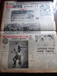 Vatan Gazetesi - Turkish Newspaper - 12 Haziran 1958 - köklü ıslahata doğru yazan Ahmet Emin Yalman Başmakale - Anıtkabir'de bugün miting var fotoğraf - gençlik Kıbrıs'ın Türk olduğunu atasının huzurunda haykıracak - lefkoşeli Türk analar da Dün mücadeleye katıldılar - Kıbrıs'ta 300'den fazla Türk genci tevkif edildi - Papa Eftim Makarios bir lanettir dedi - hava deniz ve demiryolları navlunlarına zam yapıldı - Gazı bakkallar dağıtacak - Yandan akıyor yandan yazan Adnan Veli Yazı Dizisi - İzmir fuarına bu yıl 19 devlet iştirak edecek - De Gaulle asilere dün ilk ultimatomu verdi - hani altın düşecekti yazan Oktay Akbal - İstanbul'da sinema programı - Beşiktaş İstanbulspor'a kudretini gösterdi 4 2 fotoğraflar - Galatasaraylı Suat Mamat'a masaj yapılırken fotoğraf - 1958 dünya futbol kupası - İngiltere 0 Brezilya 0 - Yugoslavya 3 Fransa 2 - Türkgücü Kupası boks maçları - Lübnan topçusunun ateşi Trablusşam kalesini yıktı - Malenkof'un öldürüldüğü söyleniyor - Baki Süha Ediboğlu