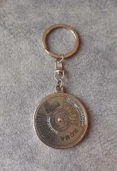 ROMA COLOSSEO TEMALI  ANAHTARLIK.  BİR YÜZÜNDE HAREKETLİ ÇARK VAR. ÖLÇÜLENDİRME YAPIYOR. KONDİSYON YÜKSEK KOLEKSİYONLUK NADİR