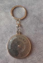 ROMA COLOSSEO TEMALI  ANAHTARLIK.  BİR YÜZÜNDE HAREKETLİ ÇARK VAR. ÖLÇÜLENDİRME YAPIYOR. KONDİSYON YÜKSEK KOLEKSİYONLUK NADİR