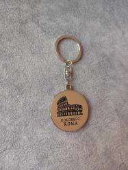 ROMA COLOSSEO TEMALI  ANAHTARLIK.  BİR YÜZÜNDE HAREKETLİ ÇARK VAR. ÖLÇÜLENDİRME YAPIYOR. KONDİSYON YÜKSEK KOLEKSİYONLUK NADİR