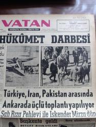 Vatan Gazetesi - Turkish Newspaper - 15 Temmuz 1958 - Bağdat hükümet darbesi yazan Ahmet Emin Yalman Başmakale - Irak'ta hükümet darbesi - Kral Faysal hapsedilerek cumhuriyet ilan olundu - Prens abdülilah linç edildi - Nuri Sait Paşa'nın akıbeti bilinmiyor - İran şahı ve Pakistan Cumhurbaşkanı Dün Ankarada Esenboğa havaalanında karşılanırken fotoğraf - Türkiye İran Pakistan arasında Ankara'da üçlü toplantı yapılıyor - Şah Rıza Pehlevi ile İskender Mirza dün Başkente geldi - Celal Bayar Adnan Menderes ve Bakanlar dün Ankara havaalanında uçaktan indikleri sırada fotoğraf - Irak'a  şimdilik müdahale edilmiyor - Ürdün radyosuna göre Sadık kuvvetler bağdat'a yürüyor - yandan akıyor yandan yazan Adnan Veli Yazı Dizisi - kıbrıs'taki kanlı hadiseler üzerine İngiltere'ye dün sert bir nota verdik - Hacılar Tarsus vapurunu kirletti - Dansöz Gönül mahkemede hakim kararıyla soyundu - salyangoz bile yazan Emil Galip Sandalcı - burç falınız - Kadri Aytaç'ın durumu fotoğraf