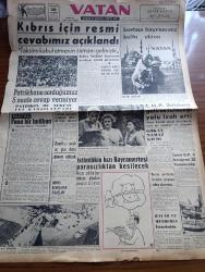 Vatan Gazetesi - Turkish Newspaper - 28 Haziran 1958 - Fena bir imtihan yazan Ahmet Emin Yalman Başmakale - Kıbrıs için resmi cevabımız açıklandı - Kıbrıs'ta taksimi kabul etmenin zamanı gelmiştir - patrikhane sorduğumuz 5 suale cevap vermiyor - Kıbrıs için yapılan Aydın mitinginden bir fotoğraf - Kurban bayramınız kutlu olsun fotoğraf - Avrupa güzeli bugün seçiliyor fotoğraf - CHP iktidara gelirse tutacağı yolu izah etti - Kıbrıs konusunda tutumunu açıklamayan patrikhane siyasi bir mesele addetti - Bern büyükelçimiz Fahrettin Kerim Gökay namaz kıldı - Celal Bayar ve Adnan Menderes İstanbul'da - şeker kuyruğu fotoğraf - yandan akıyor yandan yazan Adnan Veli Yazı Dizisi - Cezayir milliyetçileri fransızlarla çarpışıyor - Bayram ve yazan Emil Galip Sandalcı - siyasi hadiselerin tarafsız hikayesi yazan İsak Kohen - Ev Kadın Moda - kalbimin sahibi yazan Nihal Yeğinobalı yazı dizisi - Galatasaray Beşiktaş federasyon Kupasının ilk final maçı Mithatpaşa stadında - Turgay Şeren - Recep Adanır