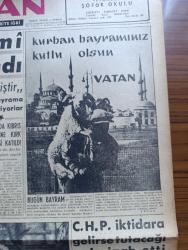 Vatan Gazetesi - Turkish Newspaper - 28 Haziran 1958 - Fena bir imtihan yazan Ahmet Emin Yalman Başmakale - Kıbrıs için resmi cevabımız açıklandı - Kıbrıs'ta taksimi kabul etmenin zamanı gelmiştir - patrikhane sorduğumuz 5 suale cevap vermiyor - Kıbrıs için yapılan Aydın mitinginden bir fotoğraf - Kurban bayramınız kutlu olsun fotoğraf - Avrupa güzeli bugün seçiliyor fotoğraf - CHP iktidara gelirse tutacağı yolu izah etti - Kıbrıs konusunda tutumunu açıklamayan patrikhane siyasi bir mesele addetti - Bern büyükelçimiz Fahrettin Kerim Gökay namaz kıldı - Celal Bayar ve Adnan Menderes İstanbul'da - şeker kuyruğu fotoğraf - yandan akıyor yandan yazan Adnan Veli Yazı Dizisi - Cezayir milliyetçileri fransızlarla çarpışıyor - Bayram ve yazan Emil Galip Sandalcı - siyasi hadiselerin tarafsız hikayesi yazan İsak Kohen - Ev Kadın Moda - kalbimin sahibi yazan Nihal Yeğinobalı yazı dizisi - Galatasaray Beşiktaş federasyon Kupasının ilk final maçı Mithatpaşa stadında - Turgay Şeren - Recep Adanır
