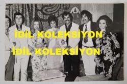 NEBAHAT ÇEHRE'NİN ORİJİNAL 3'LÜ FOTOĞRAF SETİ - 18 x 12 cm EBADINDA - NEBAHAT ÇEHRE,  DEMİR KARAHAN, YUSUF SEZGİN, AHMET SEZGİN, SELMA GÜNERİ, ÖZTÜRK SERENGİL ve NEVİN TEOMAN HEP BİRLİKTE TOPLUCA HATIRA POZU VERİRKEN ve KUTLAMA YAPTIKLARI MEKANDA BİR ŞEYLER İÇİP SOHBET EDERLERKEN ÇEKİLMİŞ 3 FARKLI FOTOĞRAF... ÖZEL ARŞİV. (HÜNER ŞARMAN KADRAJIYLA)