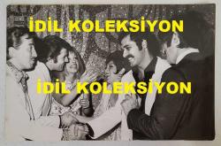 NEBAHAT ÇEHRE'NİN ORİJİNAL 3'LÜ FOTOĞRAF SETİ - 18 x 12 cm EBADINDA - NEBAHAT ÇEHRE,  DEMİR KARAHAN, YUSUF SEZGİN, AHMET SEZGİN, SELMA GÜNERİ, ÖZTÜRK SERENGİL ve NEVİN TEOMAN HEP BİRLİKTE TOPLUCA HATIRA POZU VERİRKEN ve KUTLAMA YAPTIKLARI MEKANDA BİR ŞEYLER İÇİP SOHBET EDERLERKEN ÇEKİLMİŞ 3 FARKLI FOTOĞRAF... ÖZEL ARŞİV. (HÜNER ŞARMAN KADRAJIYLA)
