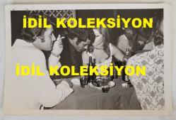 NEBAHAT ÇEHRE'NİN ORİJİNAL 3'LÜ FOTOĞRAF SETİ - 18 x 12 cm EBADINDA - NEBAHAT ÇEHRE,  DEMİR KARAHAN, YUSUF SEZGİN, AHMET SEZGİN, SELMA GÜNERİ, ÖZTÜRK SERENGİL ve NEVİN TEOMAN HEP BİRLİKTE TOPLUCA HATIRA POZU VERİRKEN ve KUTLAMA YAPTIKLARI MEKANDA BİR ŞEYLER İÇİP SOHBET EDERLERKEN ÇEKİLMİŞ 3 FARKLI FOTOĞRAF... ÖZEL ARŞİV. (HÜNER ŞARMAN KADRAJIYLA)