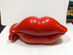 DUDAK ŞEKLİNDE KIRMIZI TUŞLU TELEFON