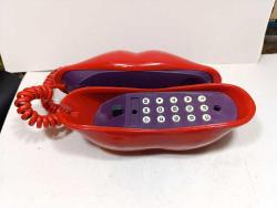 DUDAK ŞEKLİNDE KIRMIZI TUŞLU TELEFON