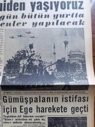Vatan Gazetesi - Turkish Newspaper - 27 Mayıs 1962 - 27 Mayıs yazan Şevket Süreyya Aydemir Başmakale - İsmet İnönü 27 mayıs'ı yeniden yaşıyoruz - 27 Mayıs Türk Ulusu o gün ordusu ile el ele zulüm baskı ve sömürgenliğin sona erişini kutladı fotoğraf - Cemal Gürsel İsmet İnönü ile aramızda ihtilaf yoktur dedi - Ragıp Gümüşpala'nın istifası için Ege harekete geçti  - 14'lerden 6'sına yurda gelmek için izin verildi - İstanbul tekstil ve Örme sanayi işçileri sendikası başkanı Bahir Ersoy fotoğraf - atom enerji komisyonu Başkanı Dr Nuri Refet Korur gazetecilerle konuşuyor fotoğraf - atom reaktörü açılıyor - felsefesiz ihtilal yazan İhsan Ada - demek bugün 27 Mayıs yazan Oktay Akbal - İtalyan Rotary kulübünden 300 üye geliyor - Çolpan İlhan Ve Ayhan Işık avare Mustafa filminde fotoğraf - 1961 62 mevsiminde Türk sineması - Meşrutiyet kıraathanesi Yazan Rıfat Ilgaz - Üç perdelik cinayet yazan agatha christie çeviren Ülkü Tamer - Beşiktaş Altay'a 1-0 Galip - 1962 dünya şampiyonasında