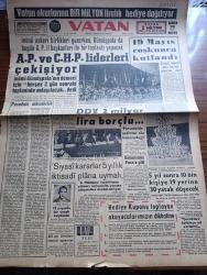 Vatan Gazetesi - Turkish Newspaper - 20 Mayıs 1962 - pusudaki diktatörlük yazan Cemal Reşit Eyüboğlu Başmakale - Adalet Partisi ve Cumhuriyet Halk Partisi liderleri çekişiyor - İsmet İnönü Ragıp Gümüşpala'nın demirci için her şey iki gün sonraki toplantıda anlaşılacak dedi - 19 Mayıs coşkunca kutlandı - Mithatpaşa stadında yapılan dünkü törende okulların bayraktarları fotoğraf - denizciler güç bir hareketi başarıyla yaparken fotoğraf - Devlet Demir yolları 2 milyar lira borçlu - siyasi kararlar 5 yıllık iktisadi plana uymalı - askeri fabrikada iş saati indirildi - Cannes film festivali'nin bitmesine yakın soyunma skandalı fotoğraf - Salazar gençliğin bütün faaliyetine yasak koydu - Meşrutiyet kıraathanesi Yazan Rıfat Ilgaz - Jeff Chandler Ayhan Işık ve Fer Nandel fotoğraf - Üç perdelik cinayet yazan agatha christie çeviren Ülkü Tamer - Yeşildirek Kader maçında Dün Gençlerbirliği de mağlup etti 2 0 - Kasımpaşa 1 Demirspor 0 - Galatasaray yarın kampa gidiyor -  Dünya Kupası yaklaşırken